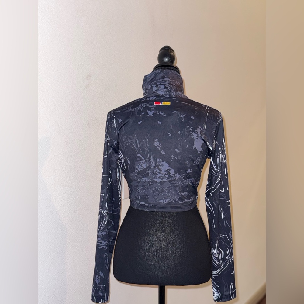 NWT Pyer Moss Trendy Black and White Graphic Crop Top - Picture 2 of 9